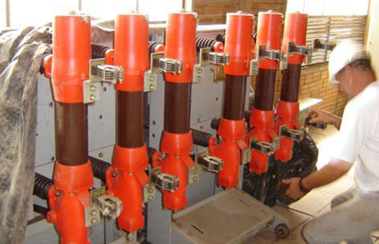 Manutenção em Disjuntores de Energia